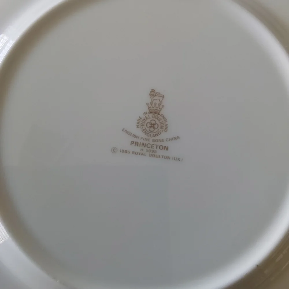 Royal Doulton Princeton H5098 Gold‎ and White Salad Plates Set Of 4